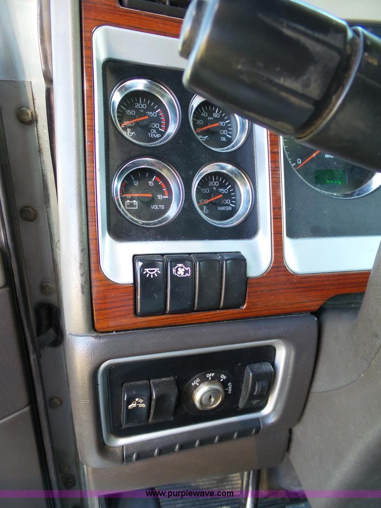 image for item K7993 2007 Kenworth semi truck