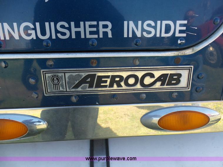 image for item K7993 2007 Kenworth semi truck