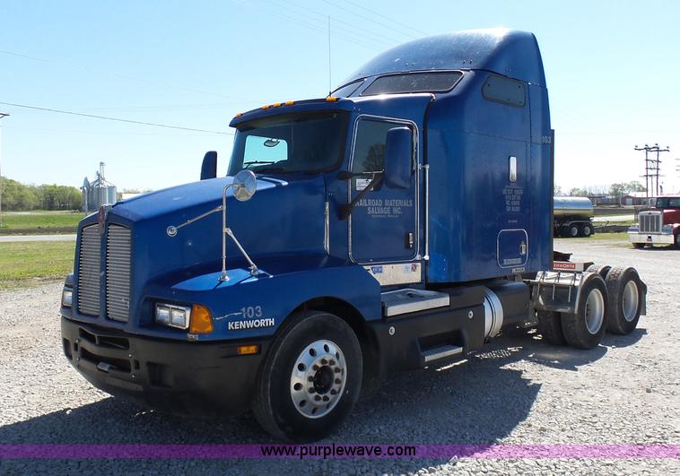 image for item K7994 2006 Kenworth T600 semi truck