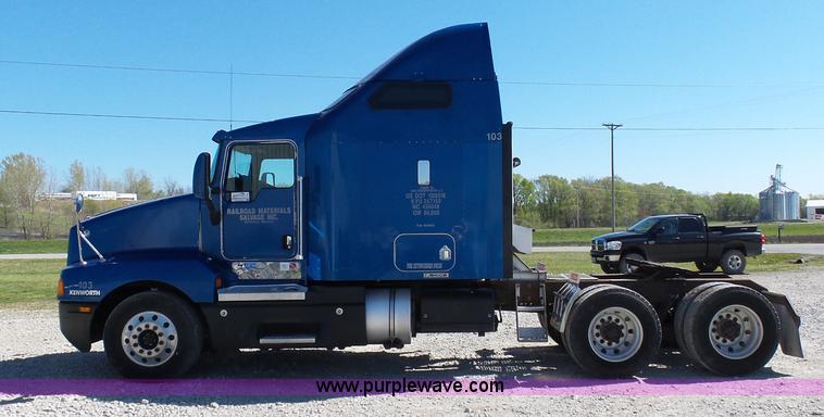 image for item K7994 2006 Kenworth T600 semi truck