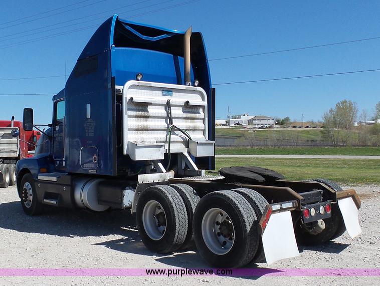 image for item K7994 2006 Kenworth T600 semi truck
