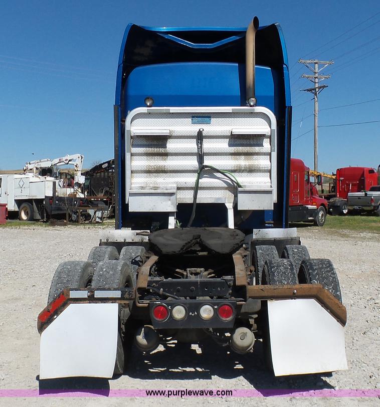 image for item K7994 2006 Kenworth T600 semi truck