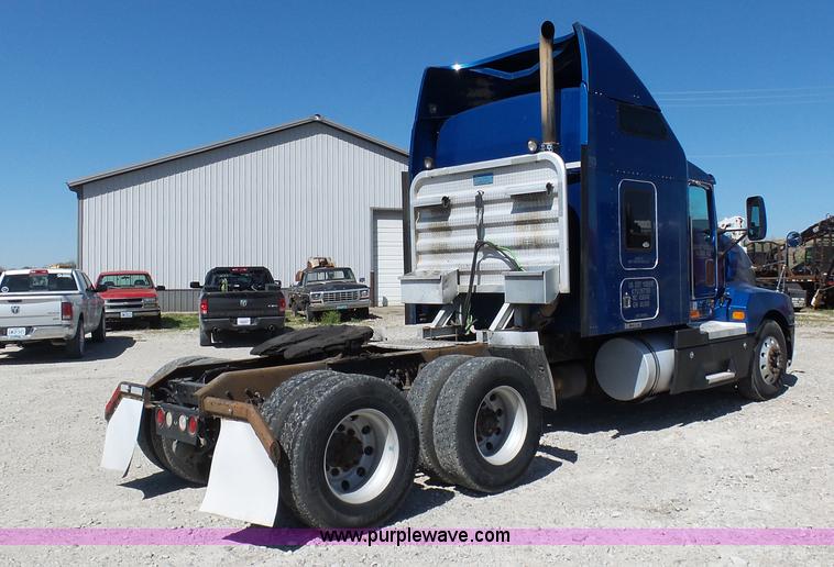 image for item K7994 2006 Kenworth T600 semi truck