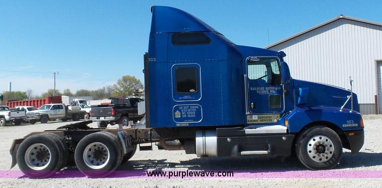 image for item K7994 2006 Kenworth T600 semi truck