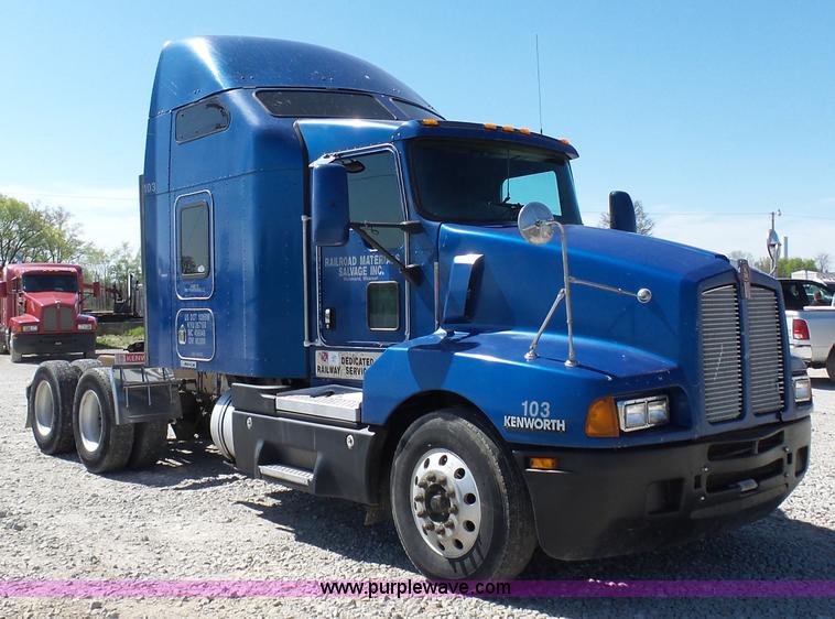 image for item K7994 2006 Kenworth T600 semi truck