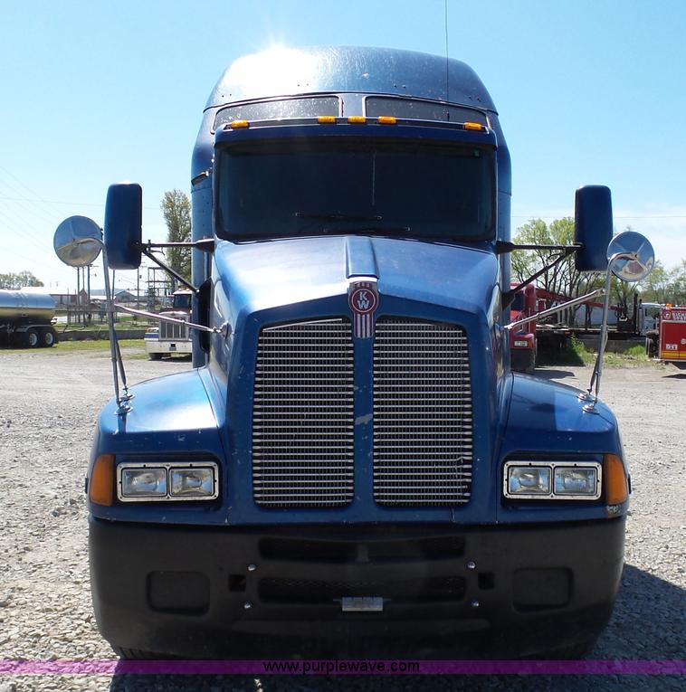 image for item K7994 2006 Kenworth T600 semi truck
