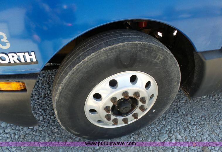 image for item K7994 2006 Kenworth T600 semi truck