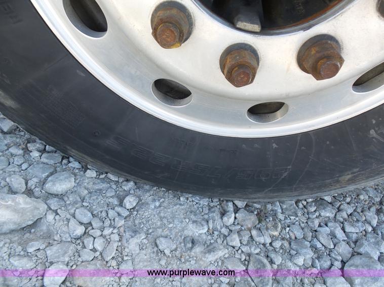 image for item K7994 2006 Kenworth T600 semi truck