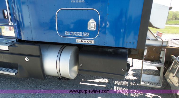 image for item K7994 2006 Kenworth T600 semi truck