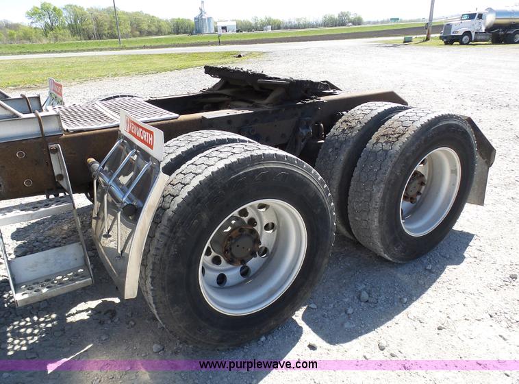 image for item K7994 2006 Kenworth T600 semi truck