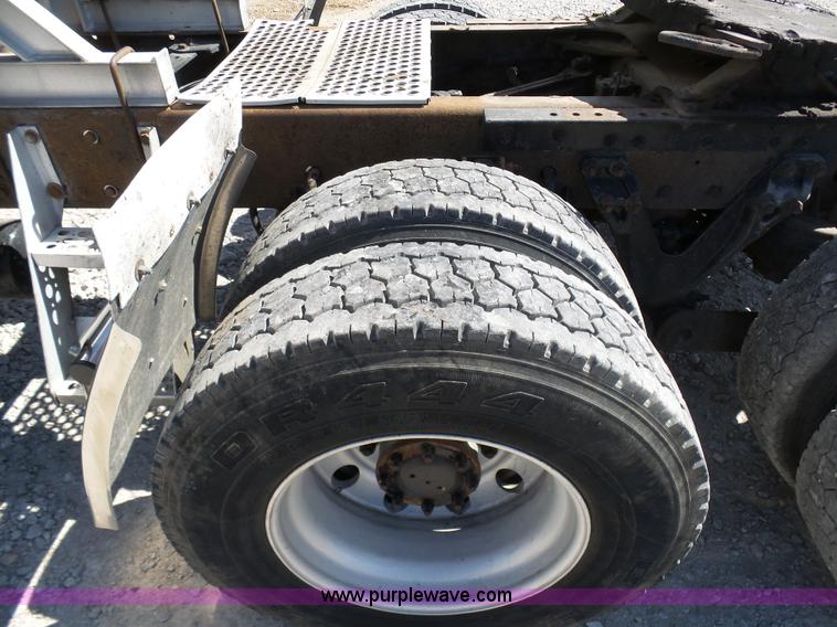 image for item K7994 2006 Kenworth T600 semi truck