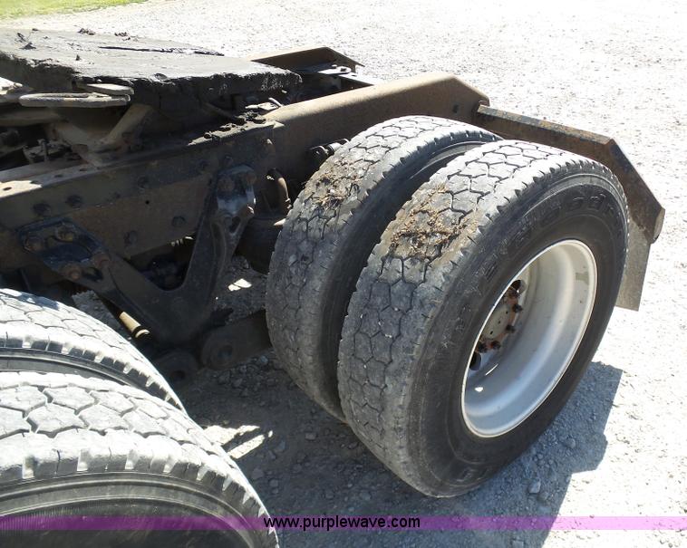 image for item K7994 2006 Kenworth T600 semi truck