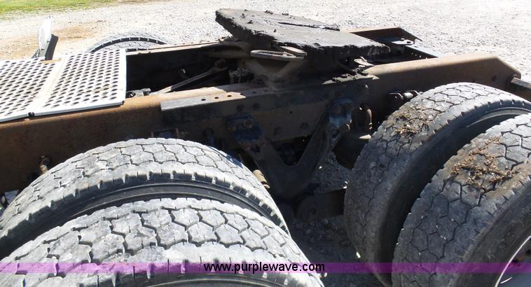 image for item K7994 2006 Kenworth T600 semi truck