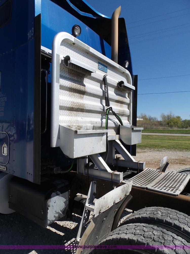 image for item K7994 2006 Kenworth T600 semi truck