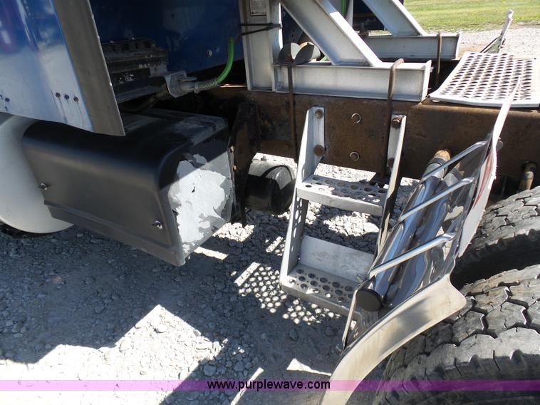 image for item K7994 2006 Kenworth T600 semi truck