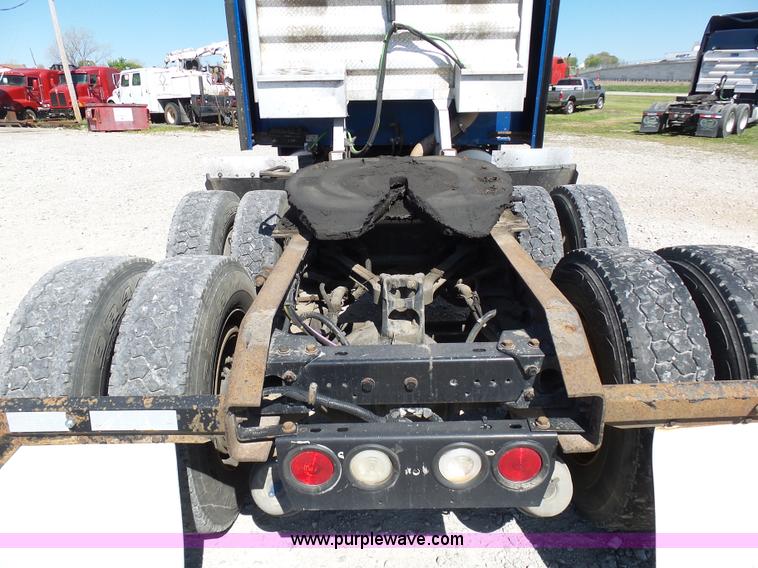 image for item K7994 2006 Kenworth T600 semi truck