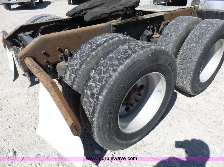 image for item K7994 2006 Kenworth T600 semi truck