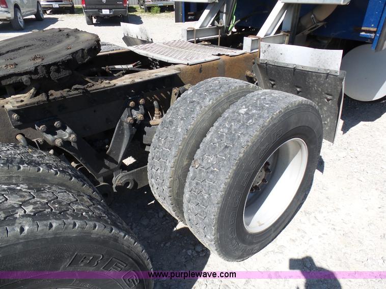 image for item K7994 2006 Kenworth T600 semi truck