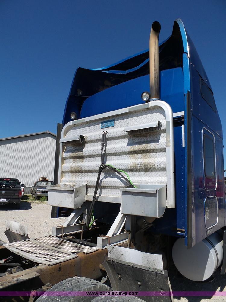 image for item K7994 2006 Kenworth T600 semi truck