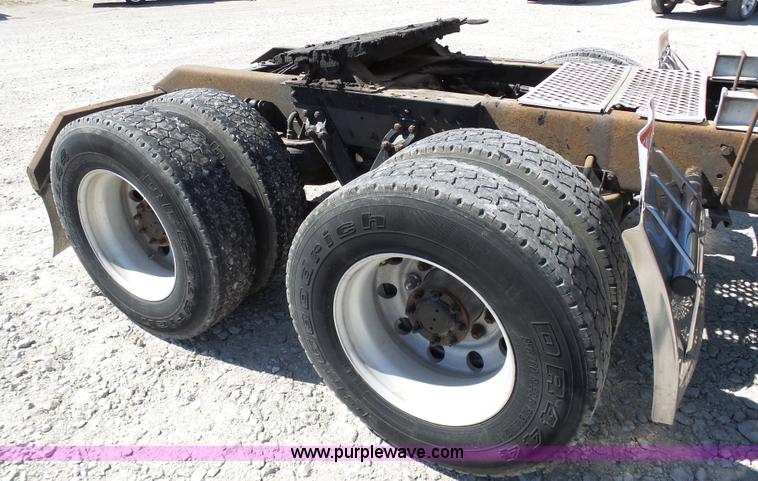 image for item K7994 2006 Kenworth T600 semi truck