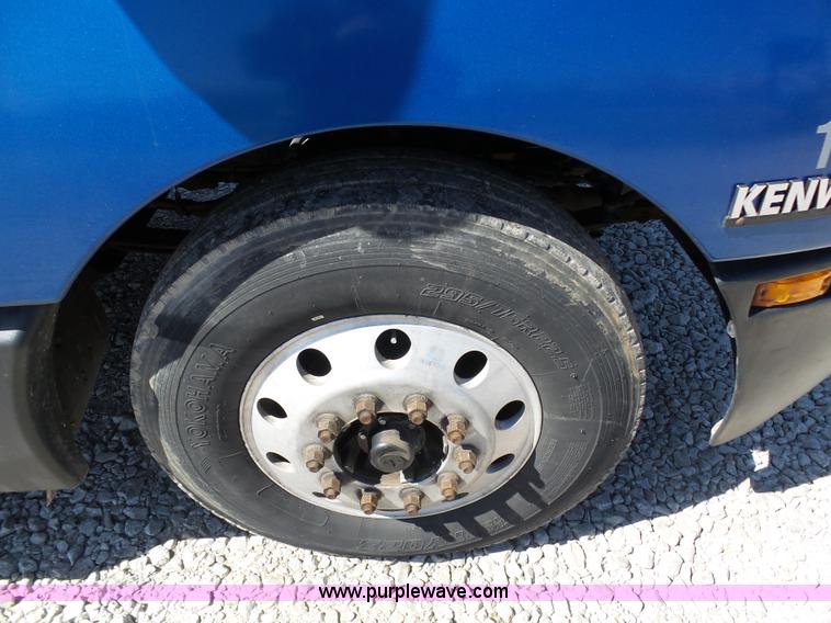 image for item K7994 2006 Kenworth T600 semi truck