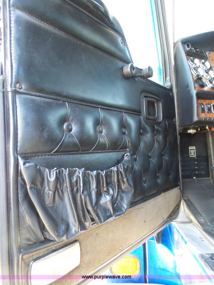 image for item K7994 2006 Kenworth T600 semi truck