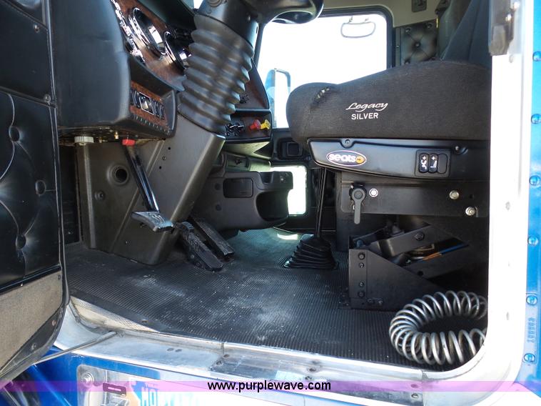 image for item K7994 2006 Kenworth T600 semi truck