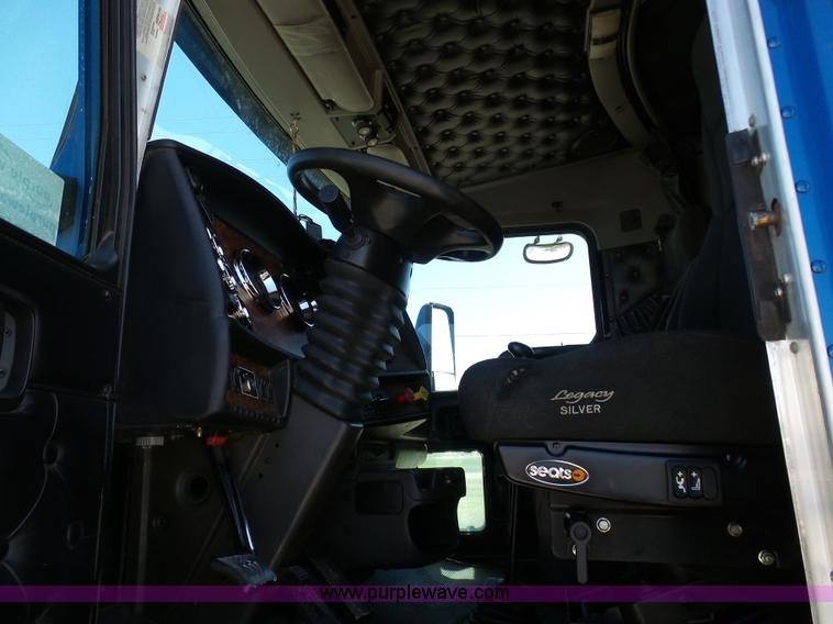 image for item K7994 2006 Kenworth T600 semi truck