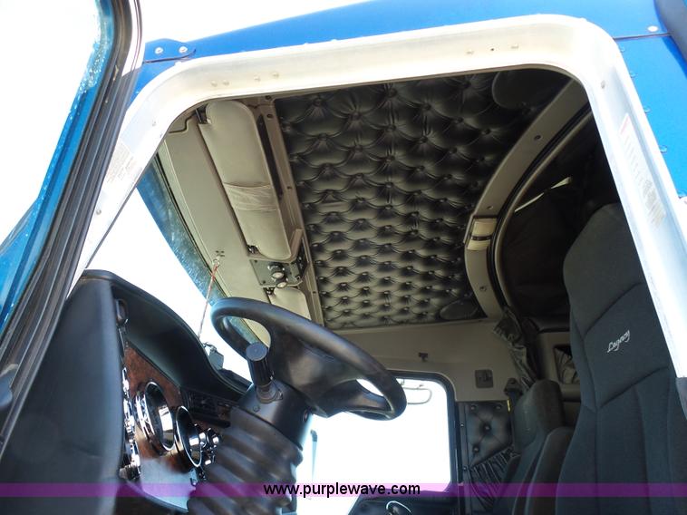 image for item K7994 2006 Kenworth T600 semi truck