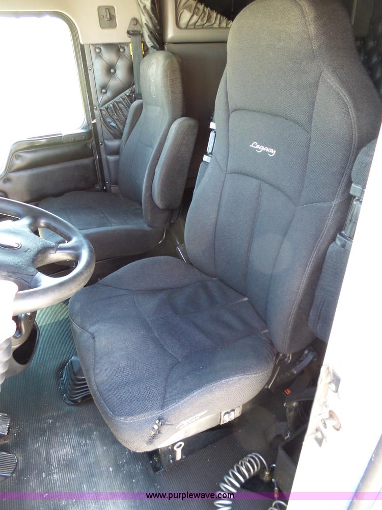 image for item K7994 2006 Kenworth T600 semi truck