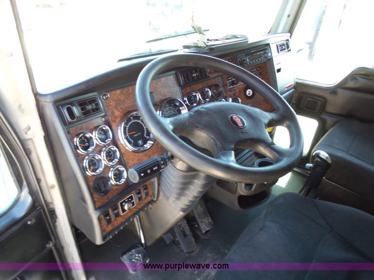 image for item K7994 2006 Kenworth T600 semi truck