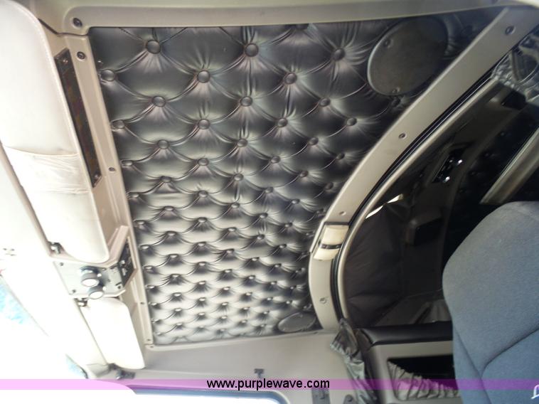 image for item K7994 2006 Kenworth T600 semi truck