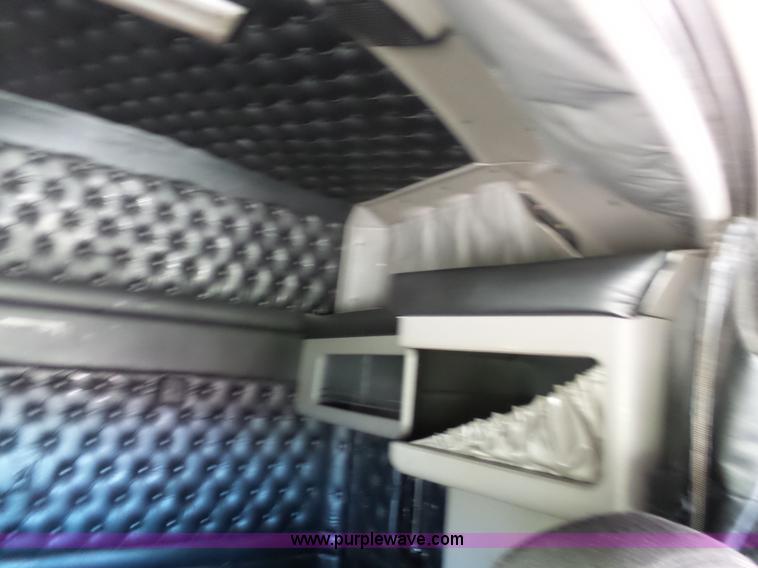 image for item K7994 2006 Kenworth T600 semi truck