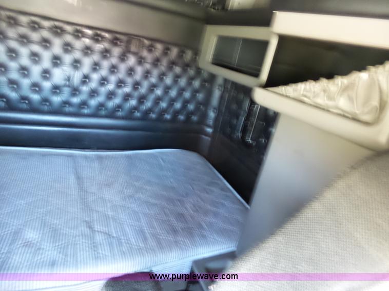 image for item K7994 2006 Kenworth T600 semi truck