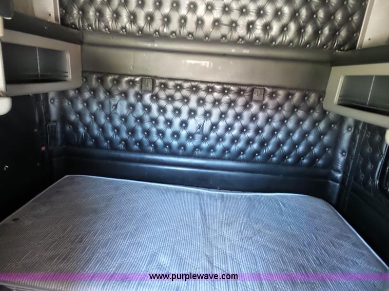 image for item K7994 2006 Kenworth T600 semi truck