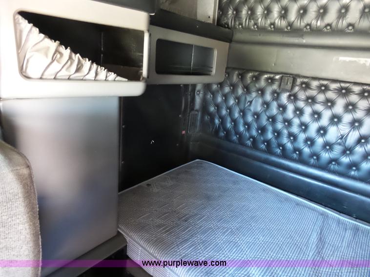 image for item K7994 2006 Kenworth T600 semi truck