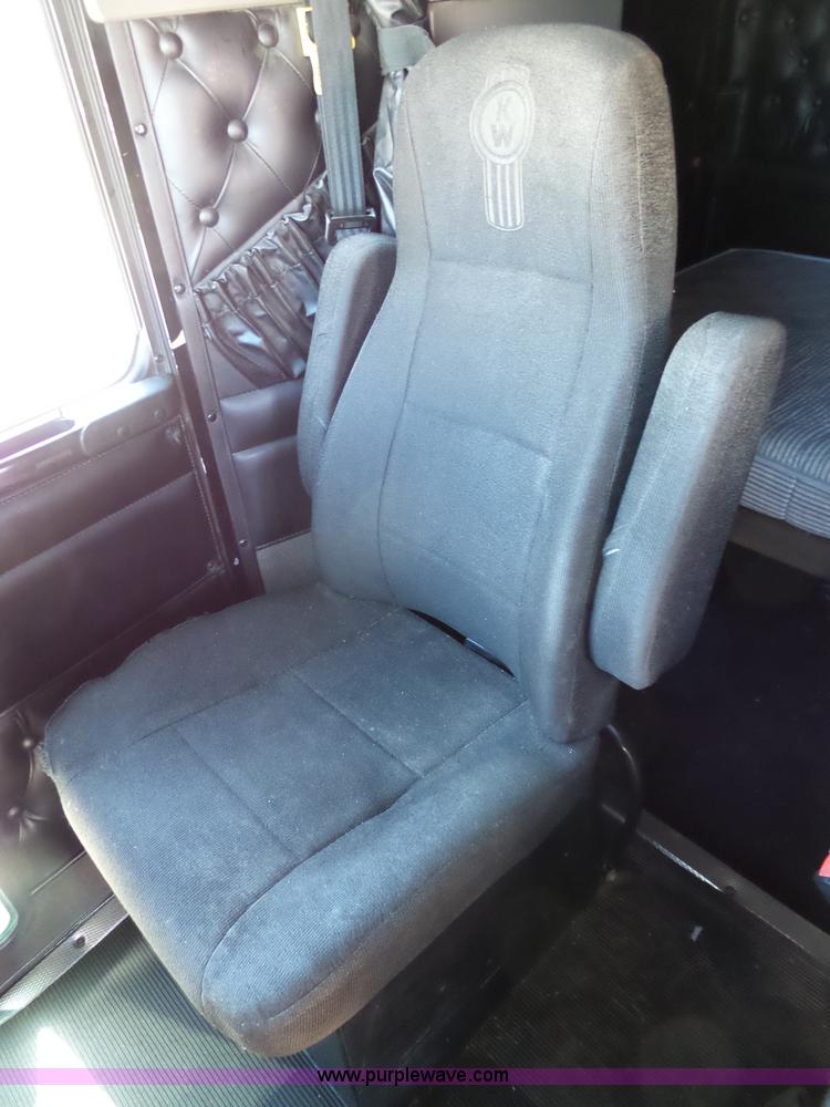 image for item K7994 2006 Kenworth T600 semi truck