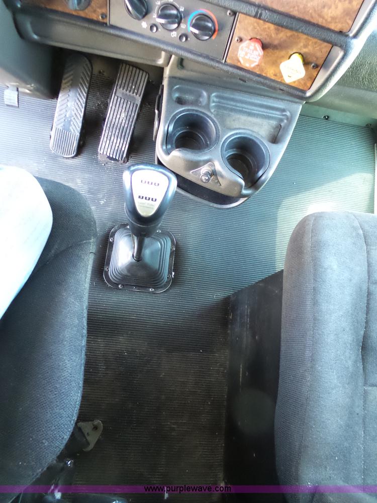 image for item K7994 2006 Kenworth T600 semi truck