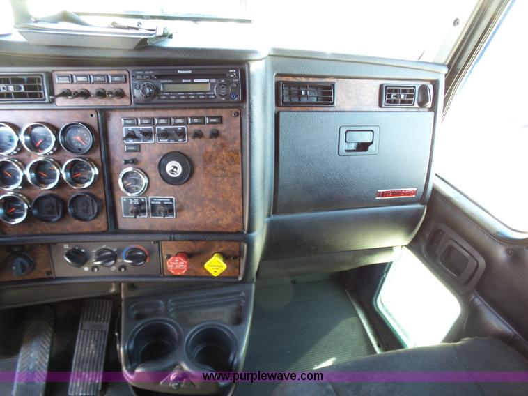 image for item K7994 2006 Kenworth T600 semi truck