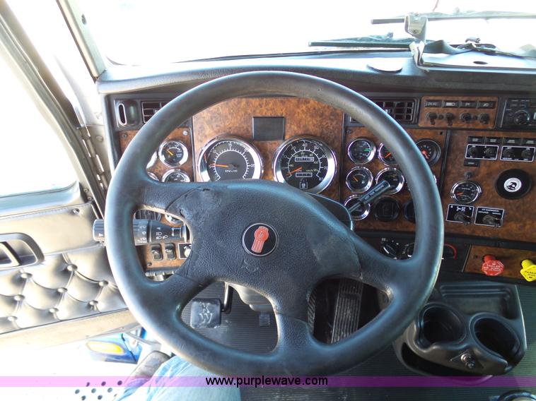 image for item K7994 2006 Kenworth T600 semi truck