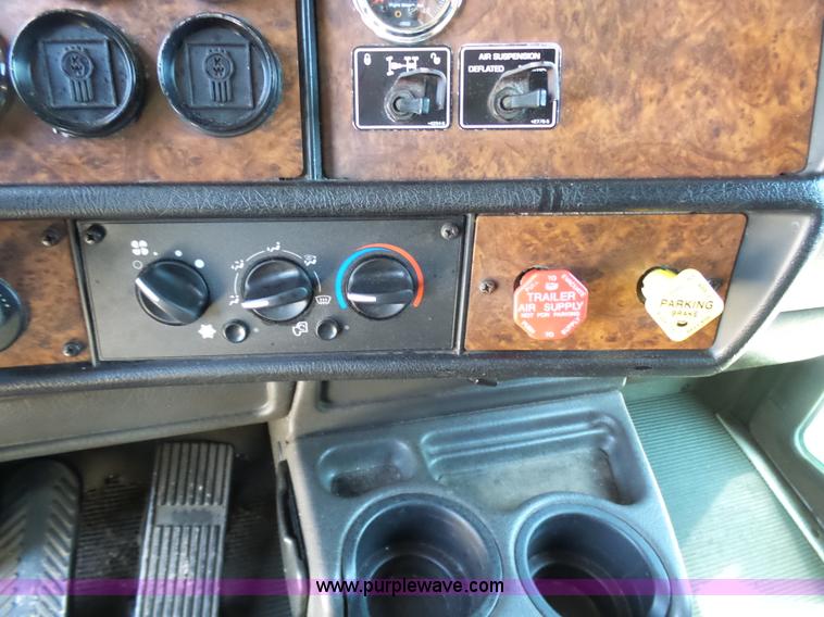 image for item K7994 2006 Kenworth T600 semi truck