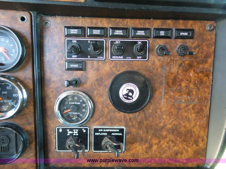 image for item K7994 2006 Kenworth T600 semi truck