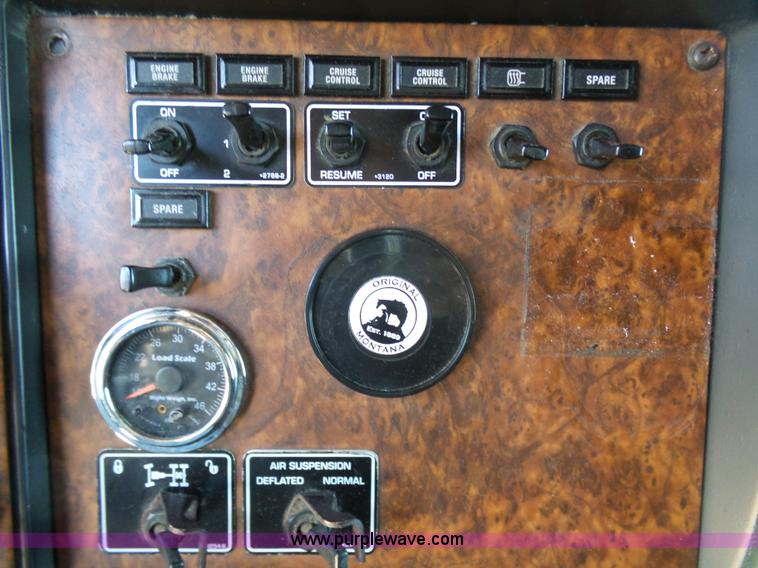 image for item K7994 2006 Kenworth T600 semi truck