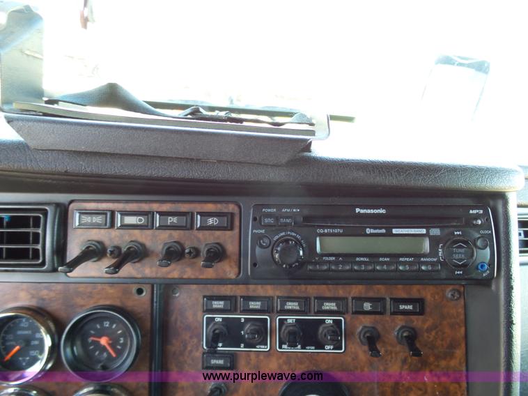 image for item K7994 2006 Kenworth T600 semi truck