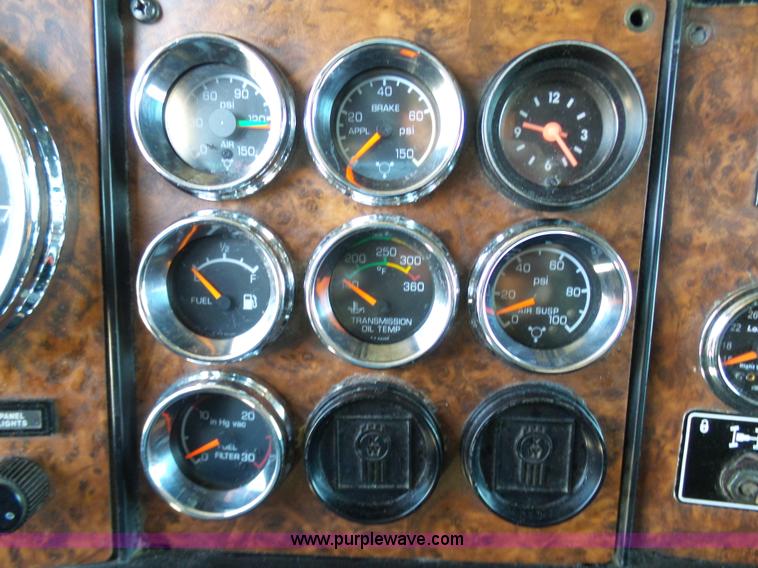 image for item K7994 2006 Kenworth T600 semi truck