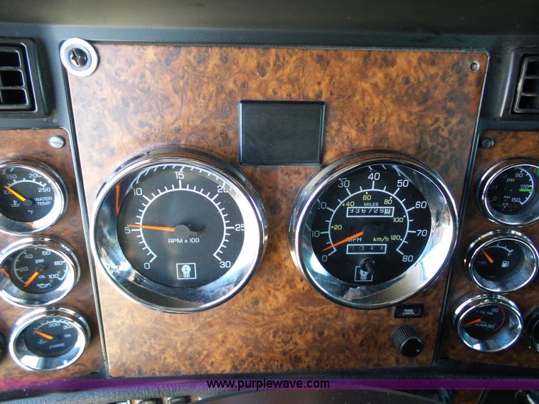 image for item K7994 2006 Kenworth T600 semi truck