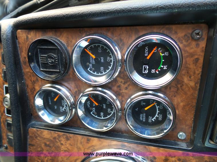 image for item K7994 2006 Kenworth T600 semi truck