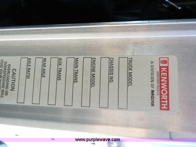 image for item K7994 2006 Kenworth T600 semi truck