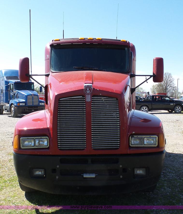 image for item K7995 2000 Kenworth T600 semi truck