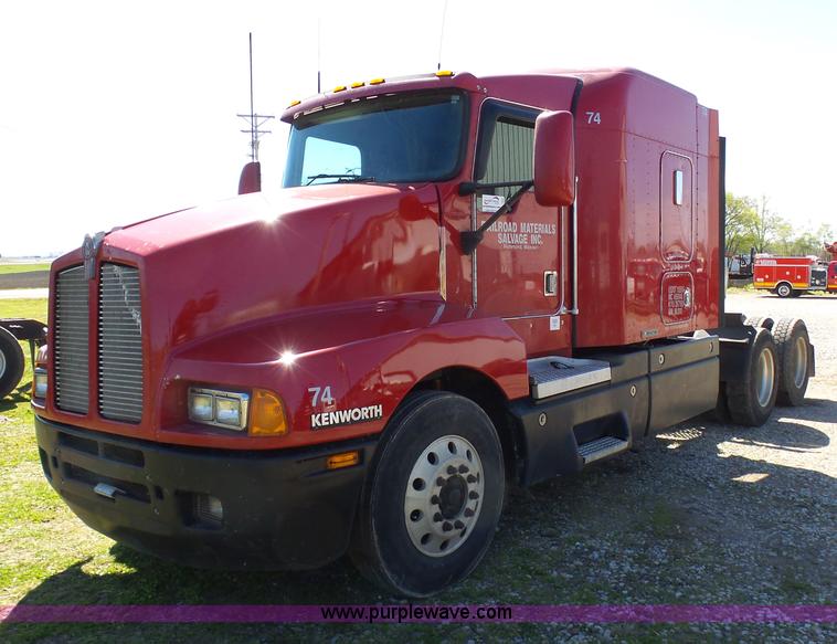 image for item K7995 2000 Kenworth T600 semi truck